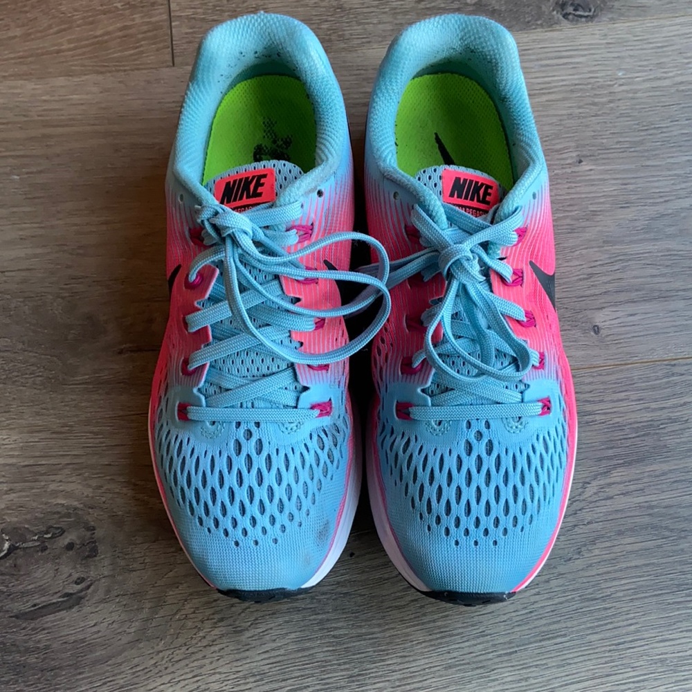Women’s Nike Tennis Shoe - size 6.5